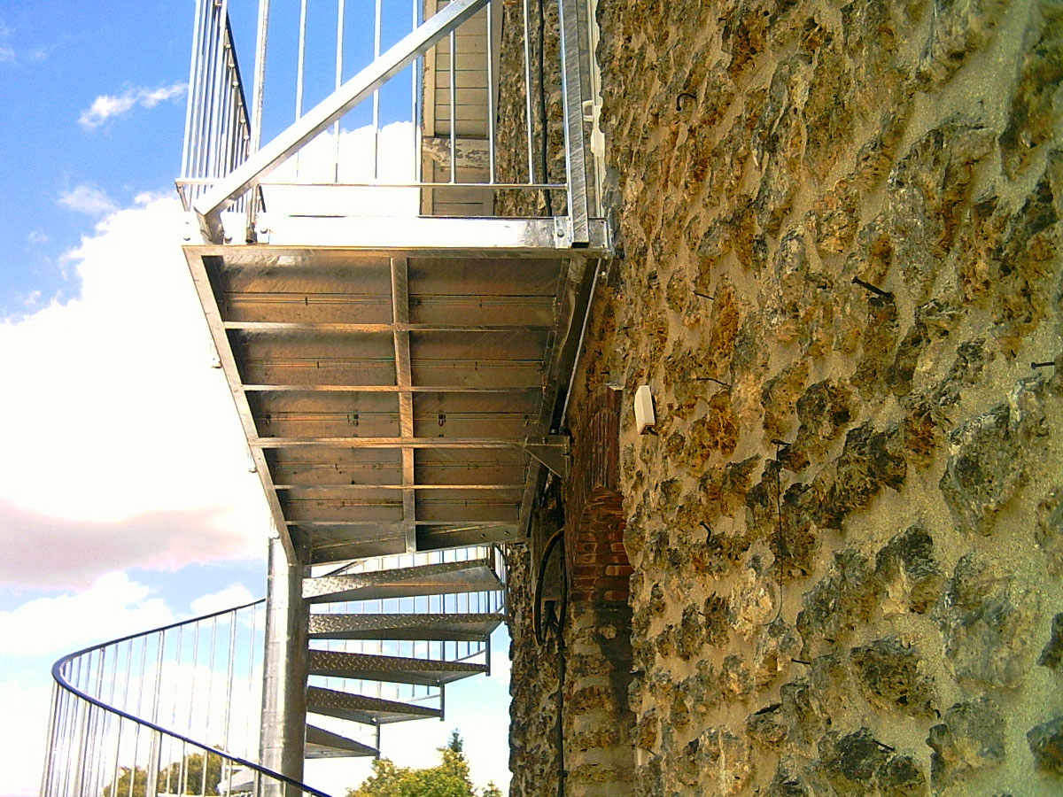 Escalier extérieur galvanisé, gare