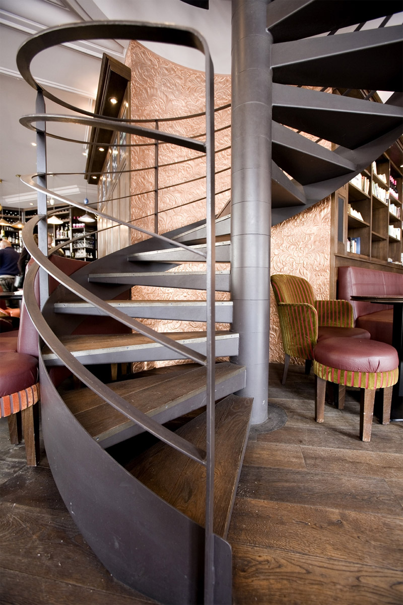 Escalier dans un bar