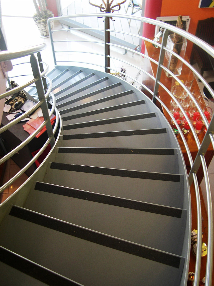 Escalier balancé, marches antidérapantes