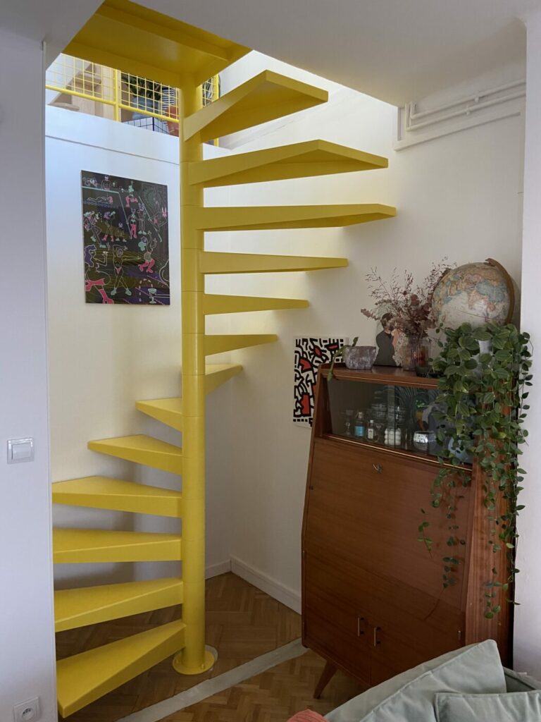 escalier jaune